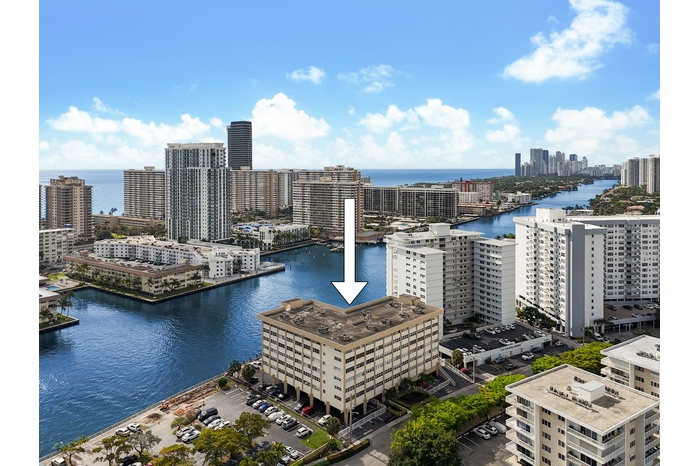 WATERFRONT TOP FLOOR UNIT