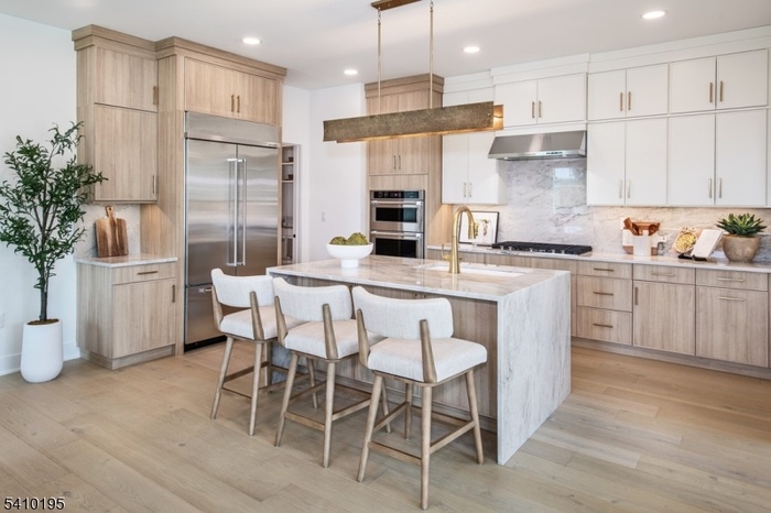 Kitchen w Walk-in Pantry