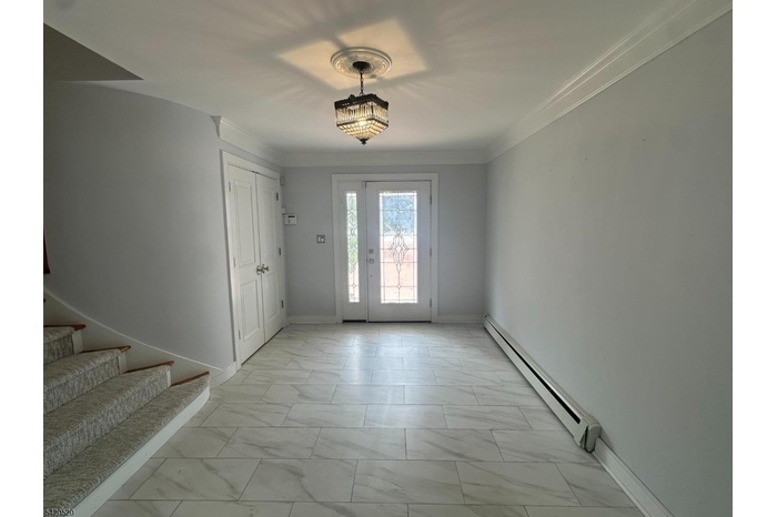 Large and Spacious Foyer