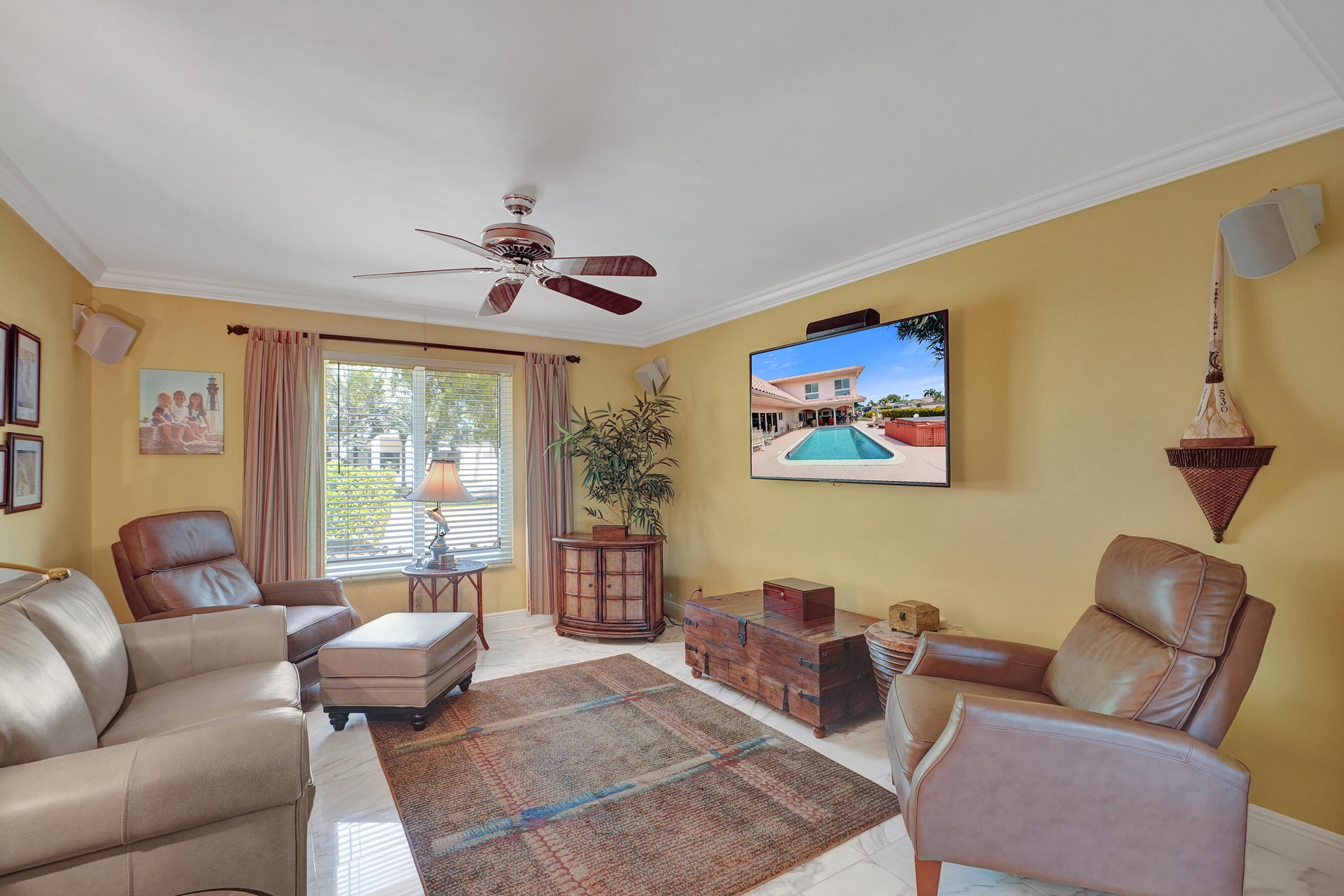 5th Bedroom-makes great TV room or office