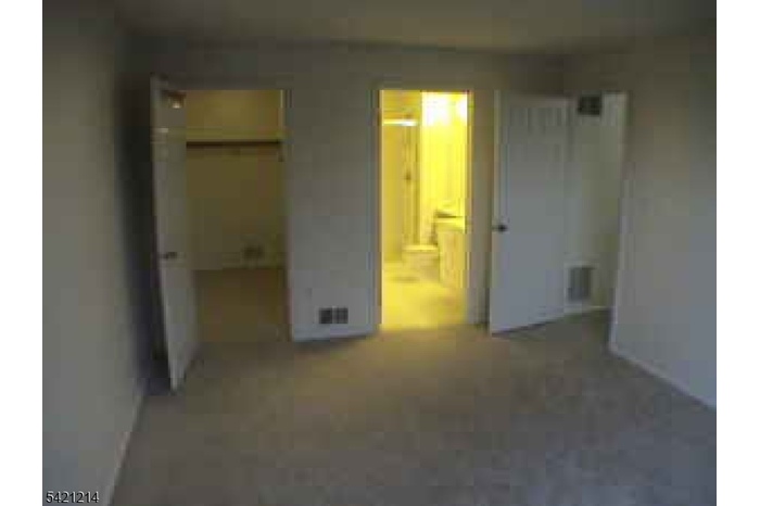 Masterbedroom, full bath