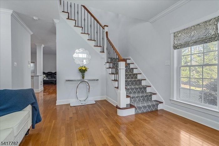 Foyer with 2 closets