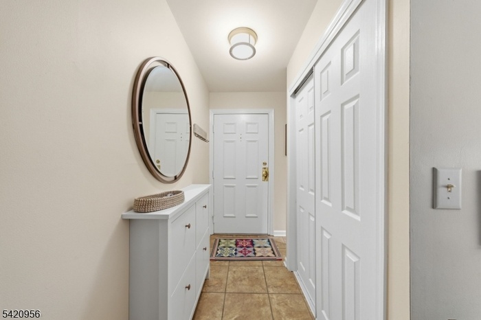 Foyer w/ Built in Shoe rack
