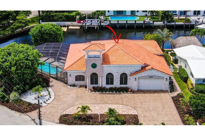 Waterfront home with ocean access. Bring your boat!