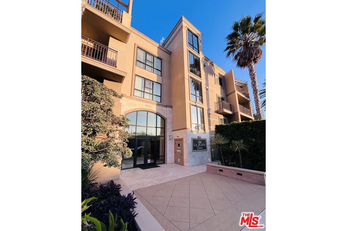 La Playa Court main lobby entr