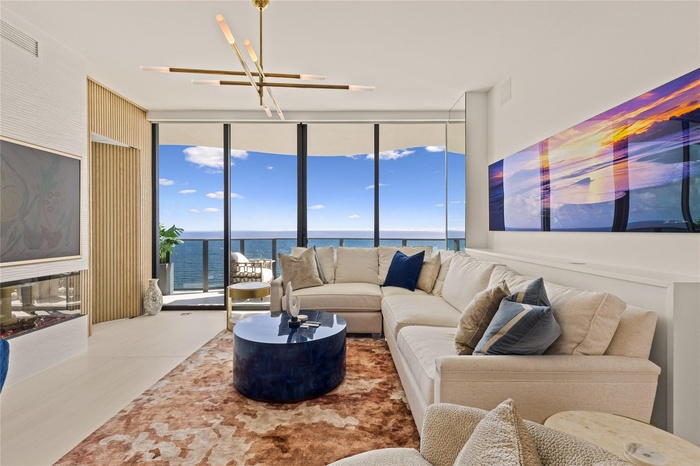 Direct Ocean View. Open Living space, fireplace, Frameless TV's