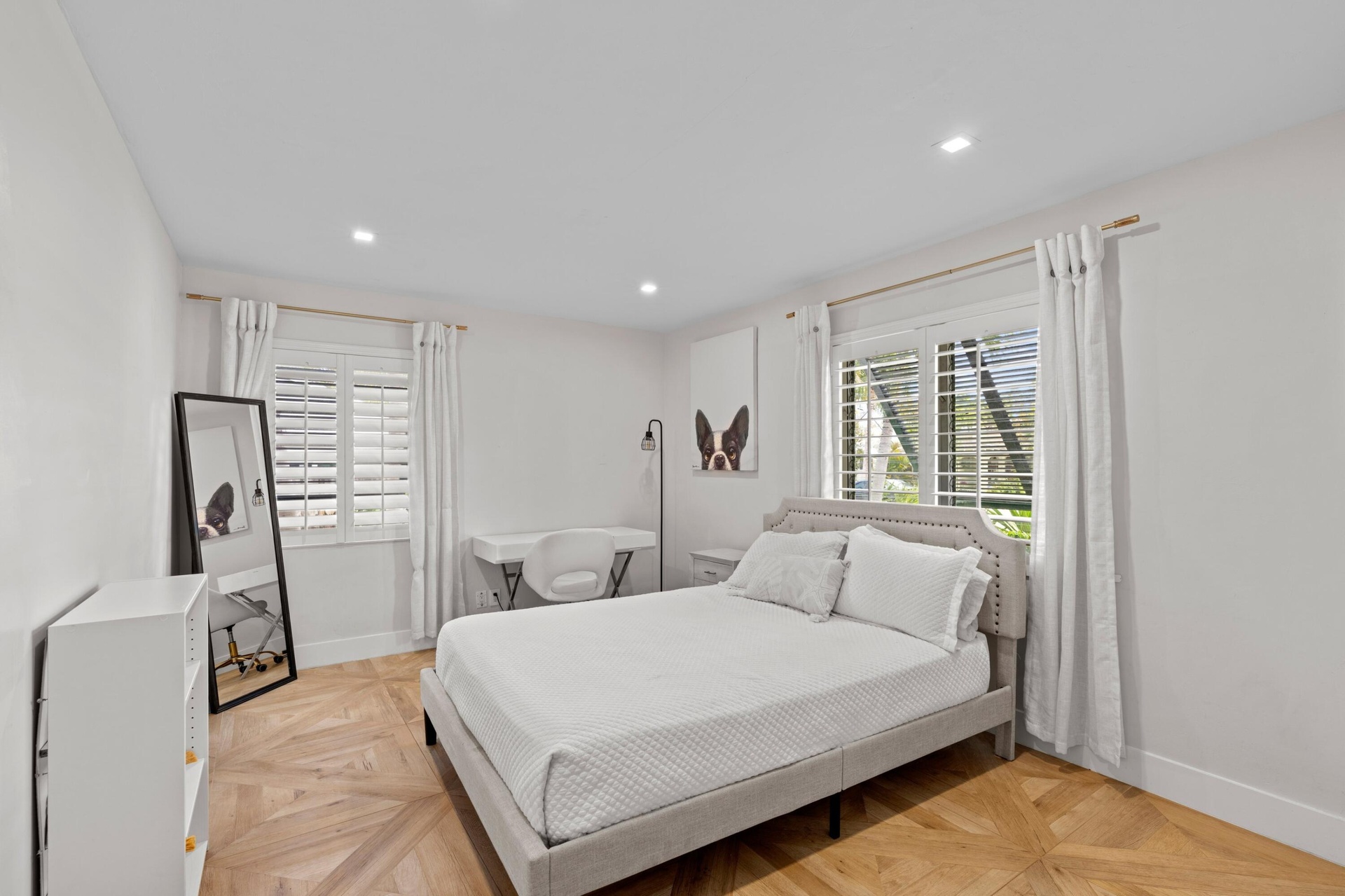 Guest bedroom.