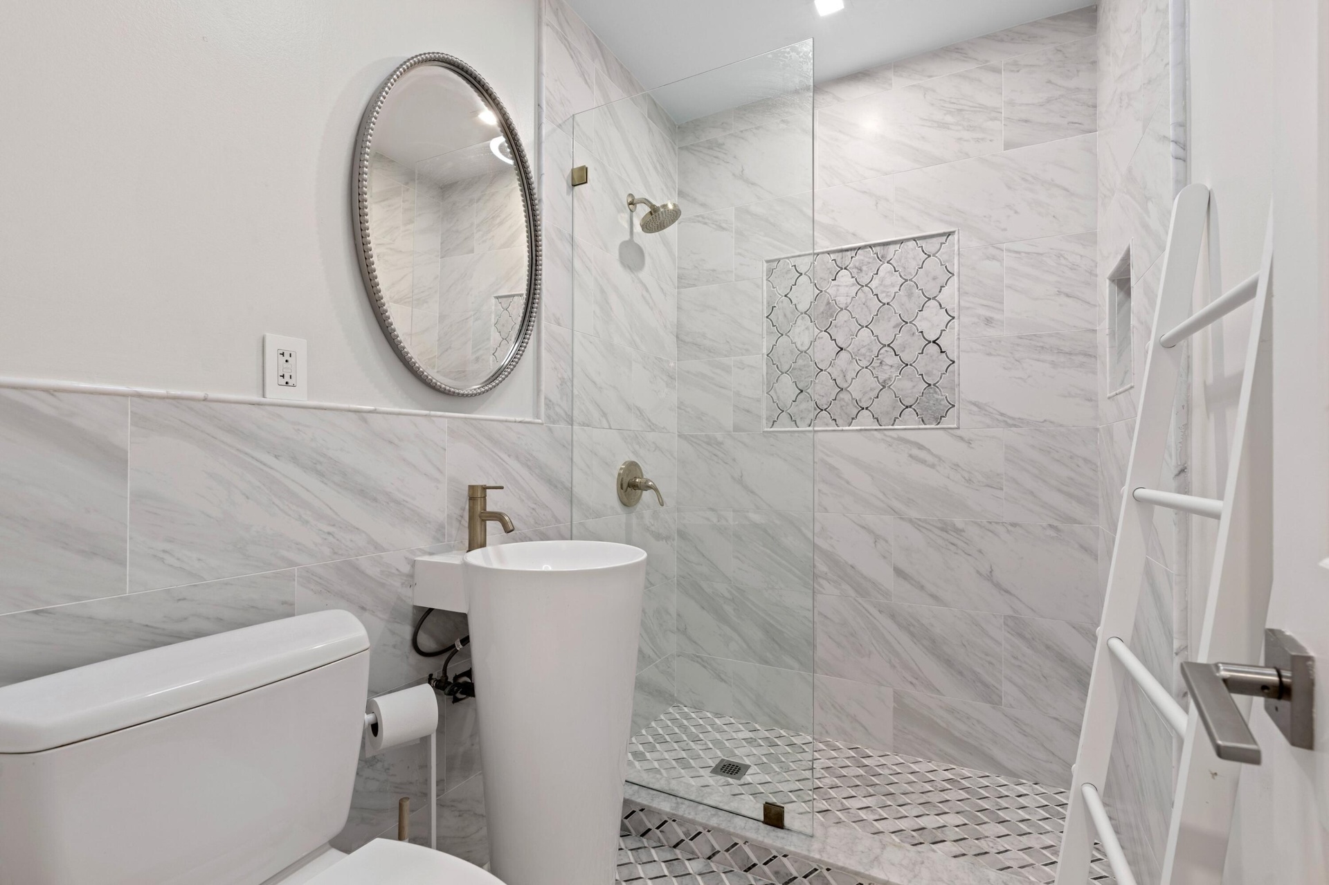 Guest bathroom.