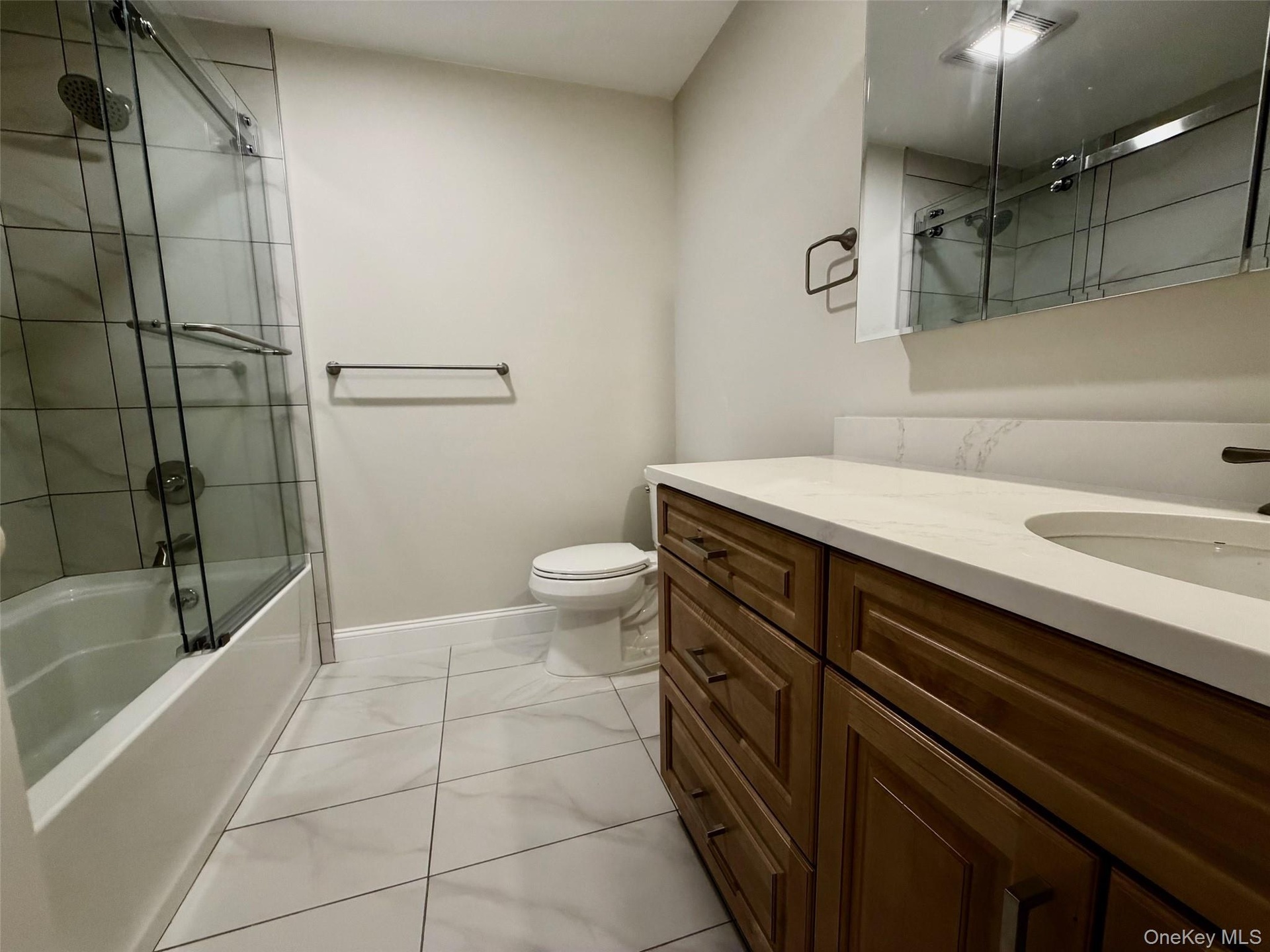 Hall bath w tub Full bathroom