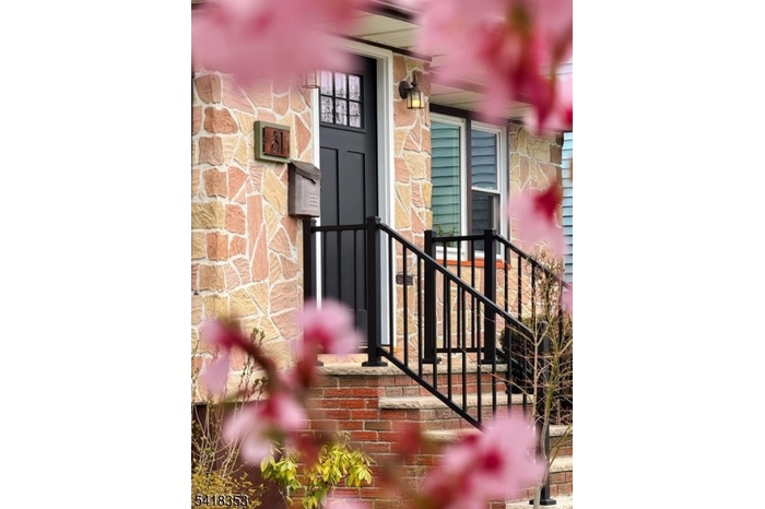 Front Porch / Exterior