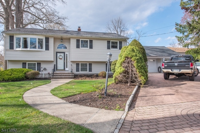 Bi-Level w/Paver Driveway