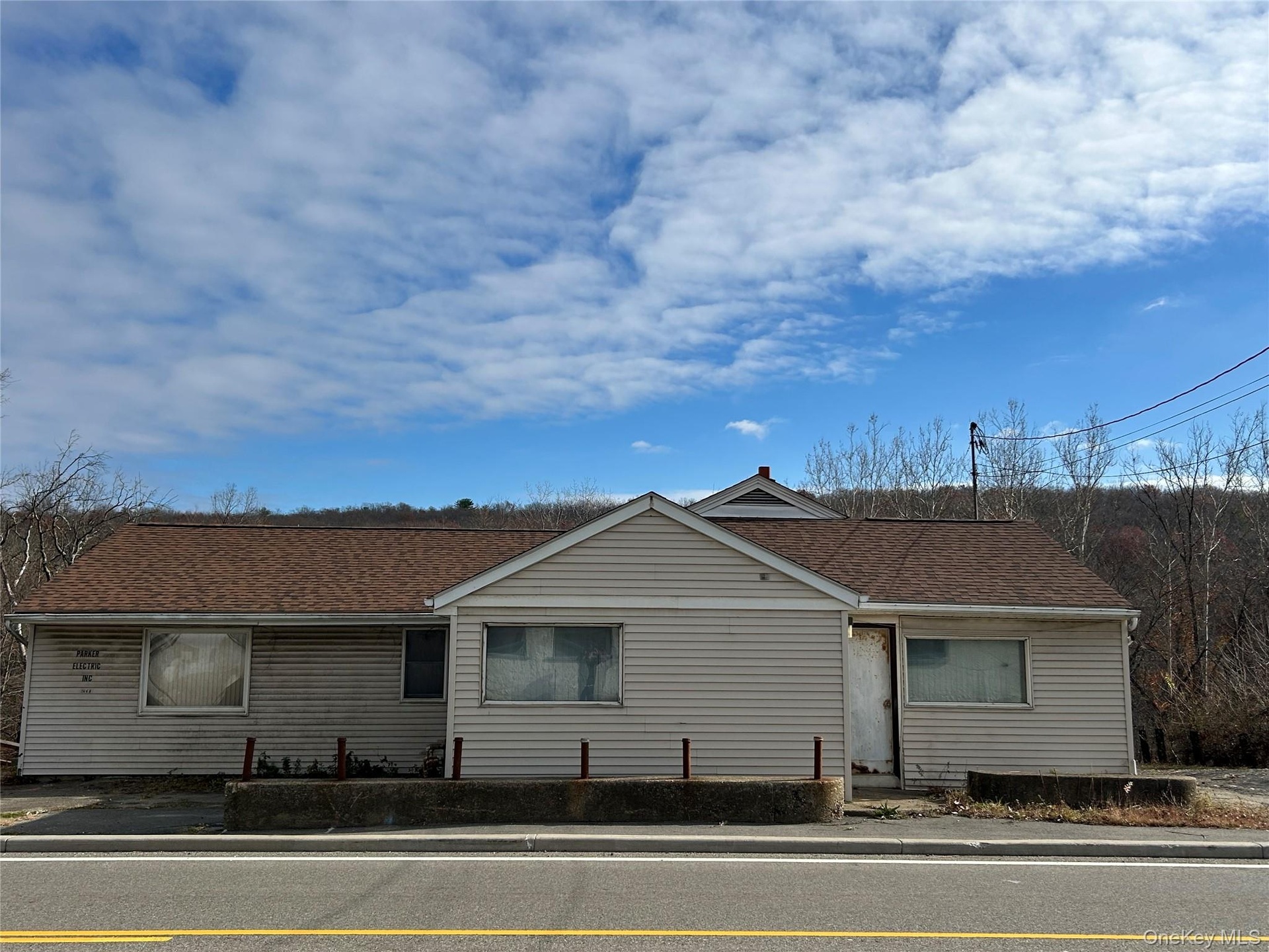 Ranch-style house with a shingled roof
