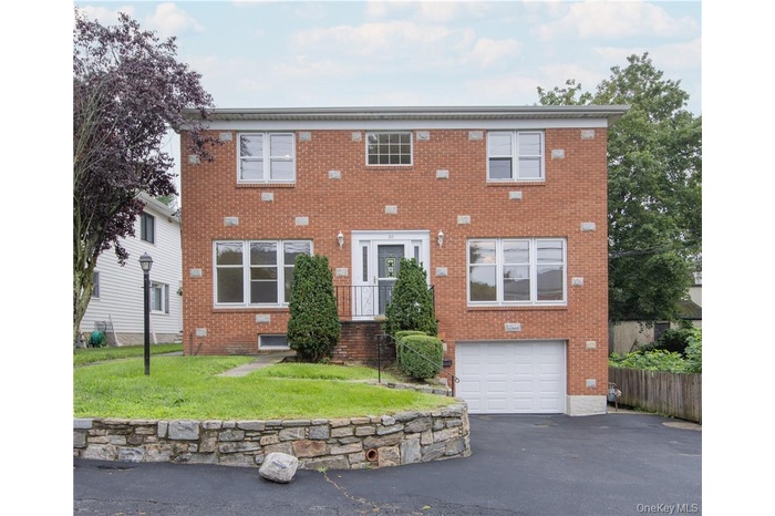 A wonderfully large rental home in the heart of Armour Villa.