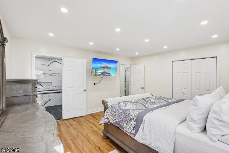 Primary Bedroom w/Ensuite Bath