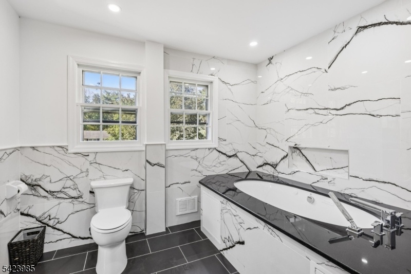 Primary Bath w/Soaking Tub