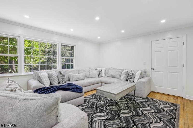 Comfortable Everyday Family Rm