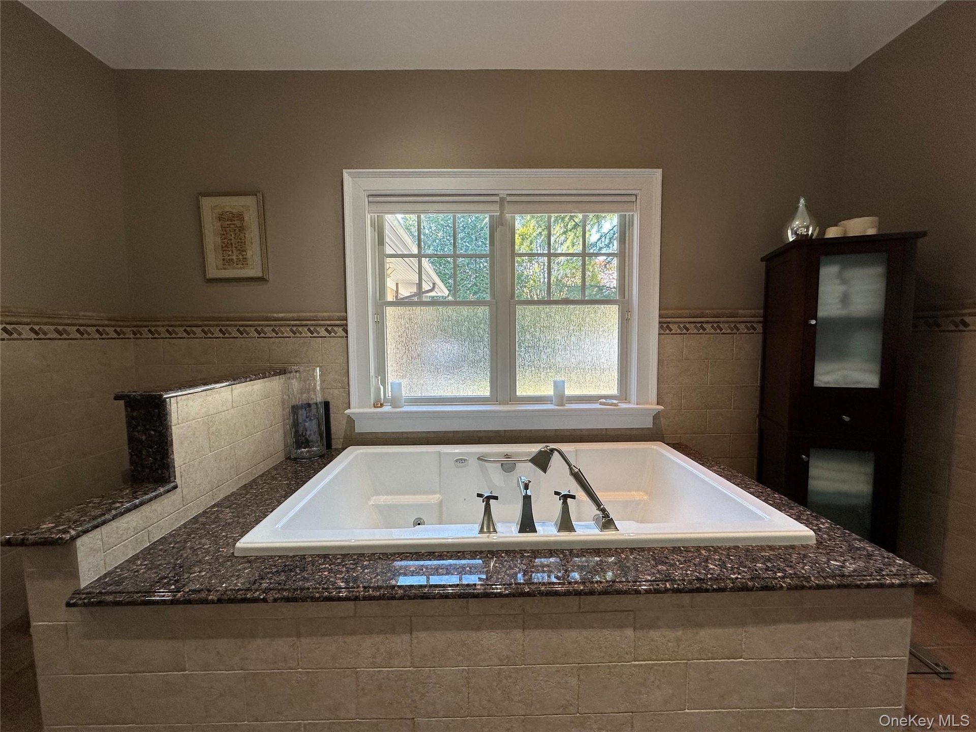 Full bathroom featuring a jetted tub