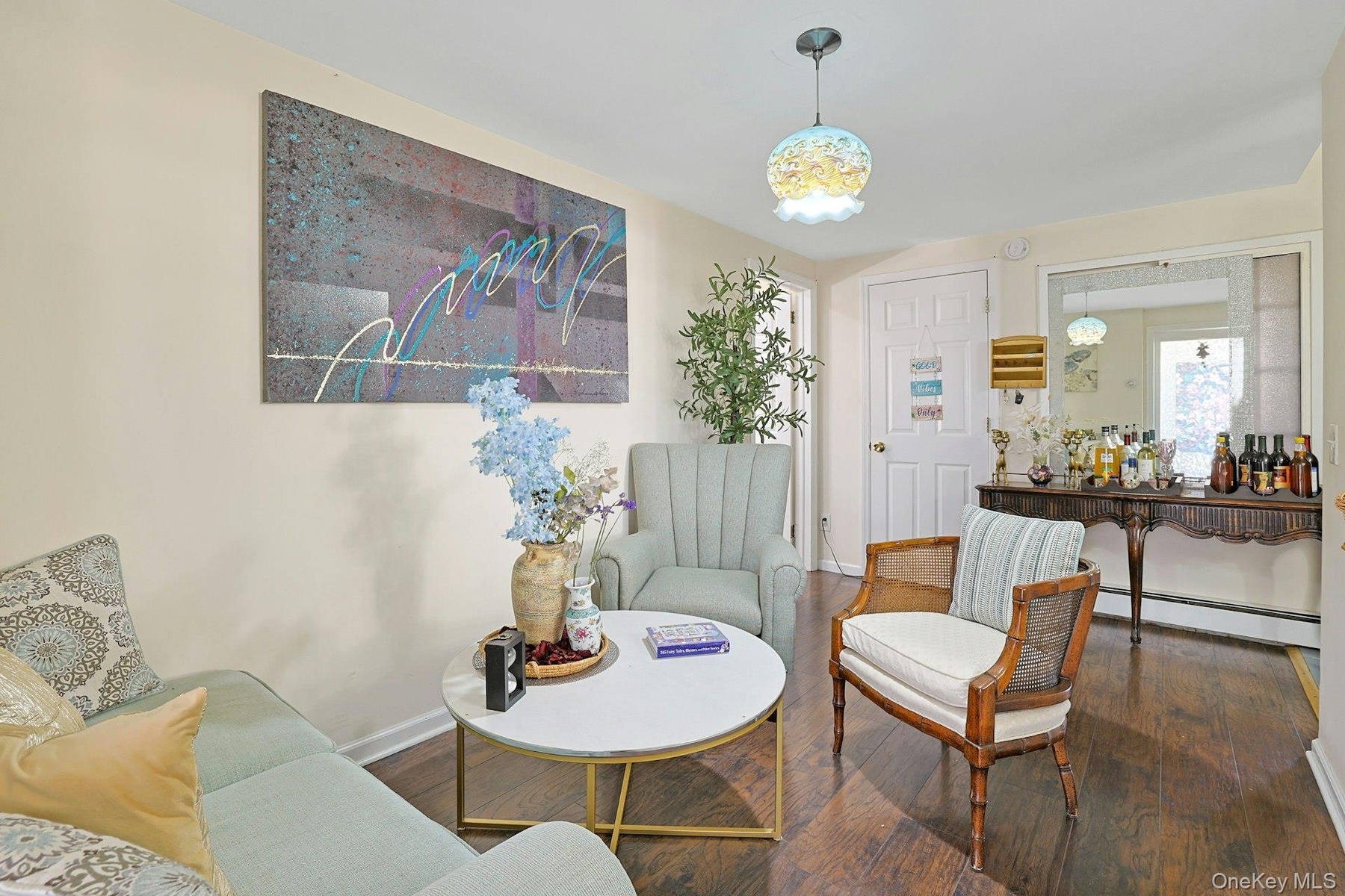 The apartment is extremely well kept by excellent tenants. Flooring here is laminate.