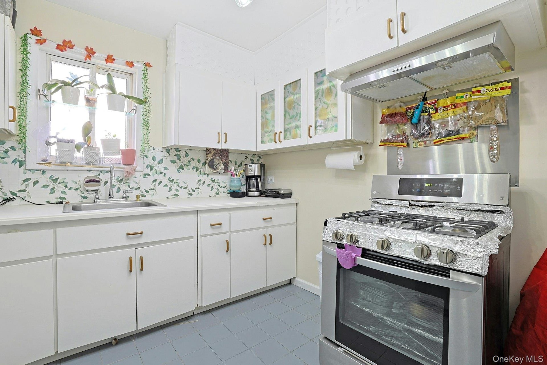 Lovely, clean Kitchen, too!