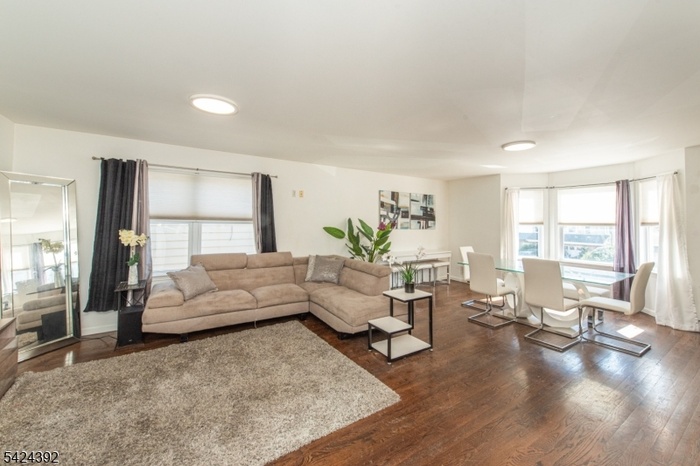 Unit 1 Expansive Living/Dining