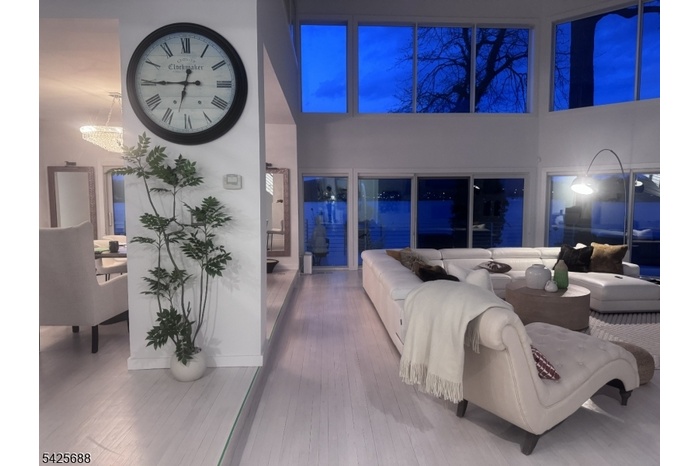 Dining room leads to Great Rm