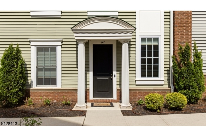 4 year old Colonial townhome