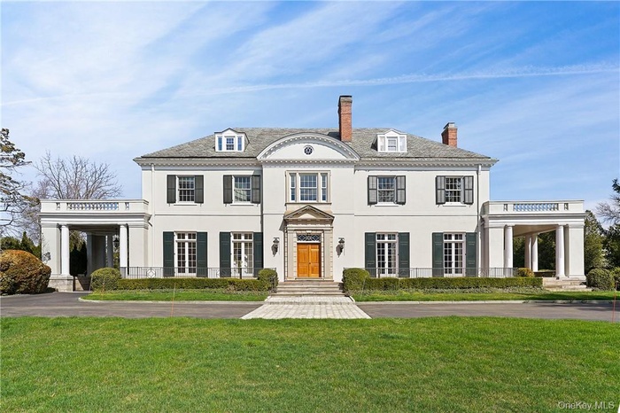 Stunning Murray Hill Estate on park like grounds