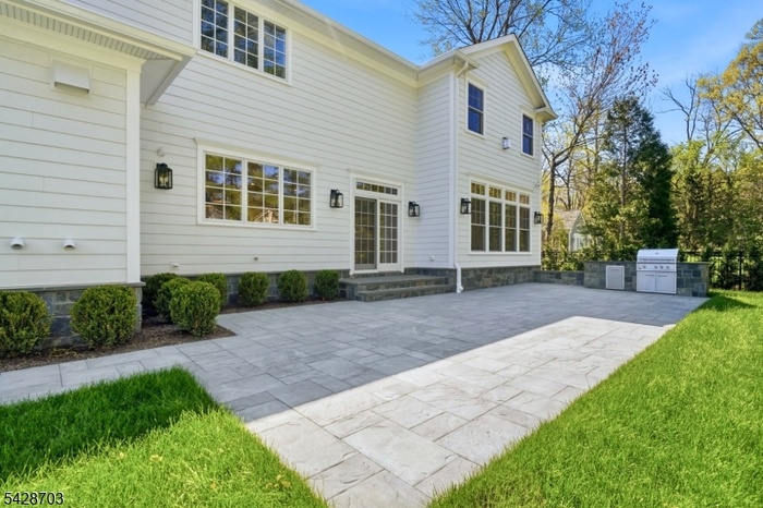 Backyard Patio w/built-in BBQ