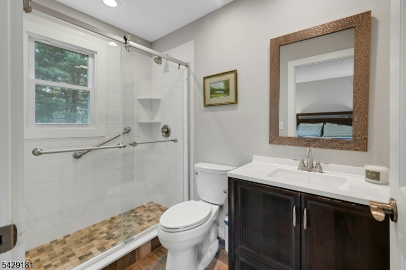 First Floor En suite Bath