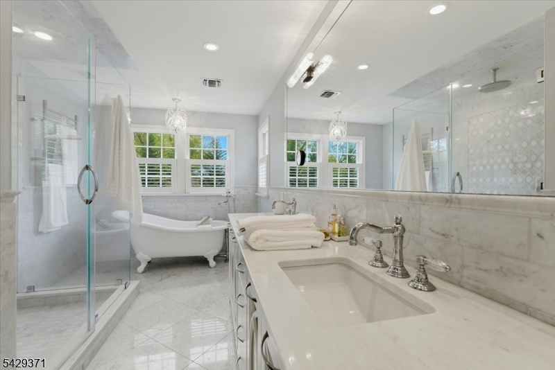Claw foot tub