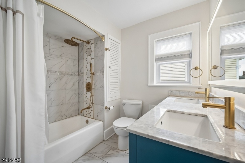 Double sinks with smart Mirror