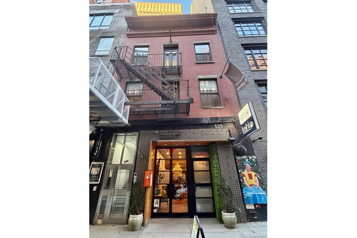 Front - restaurant ground floor - two floors above, back and front see Highline and are wonderful.
