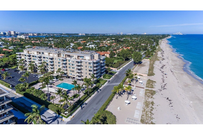 Fabulous view of the ocean! Walk to dining, shopping, and the Breakers! Palm Beach quiet gem!