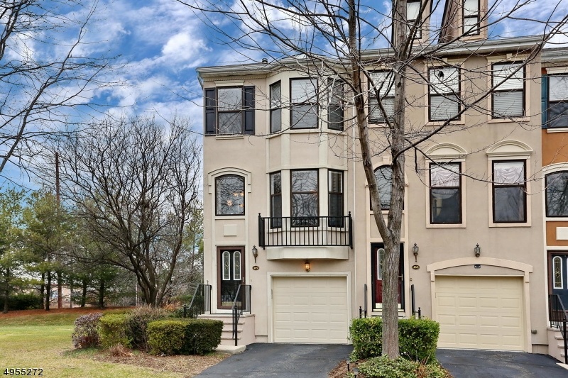 End unit - amazing side yard