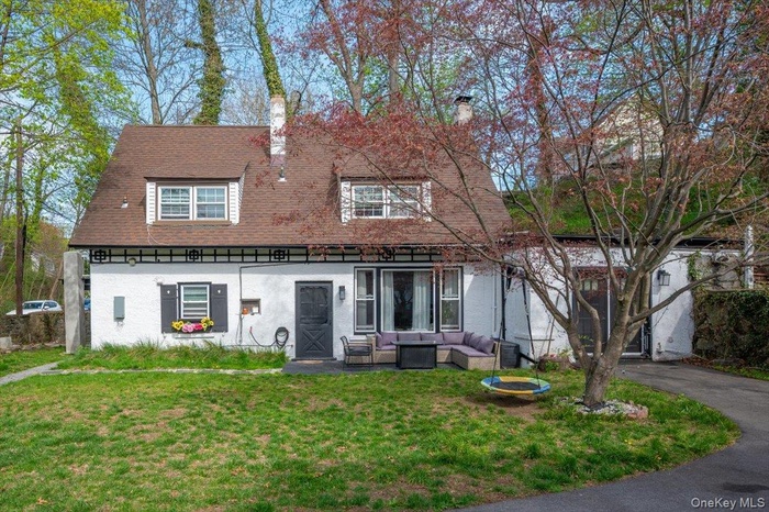 What an adorable home!
