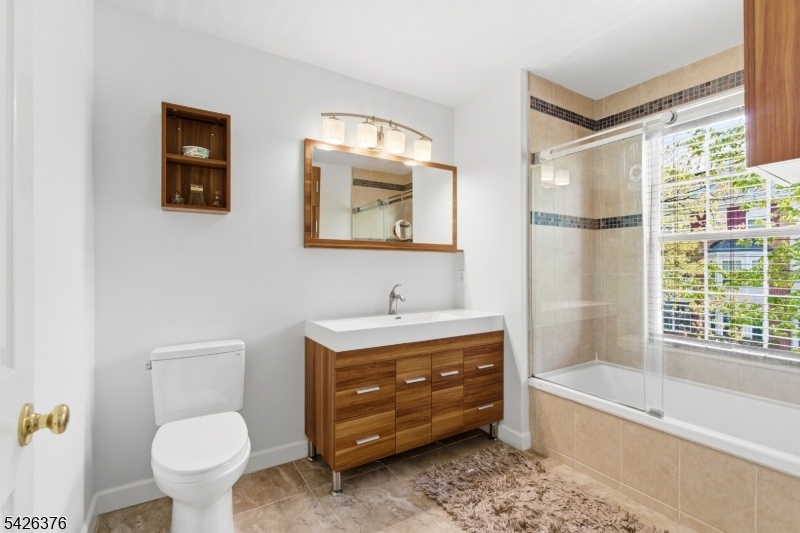 Main Bedroom Full Bath