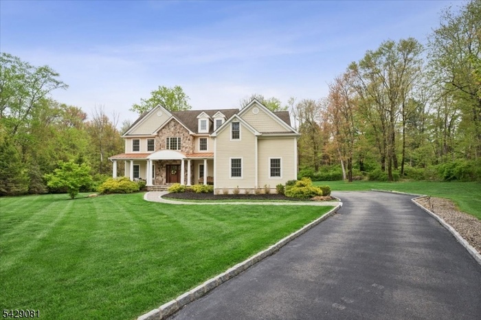 Front View / Driveway