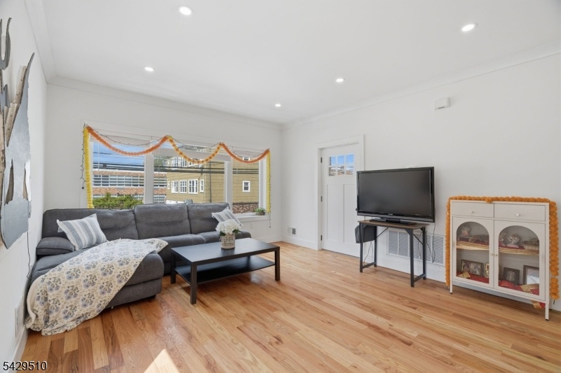 Fl1 - Living Room