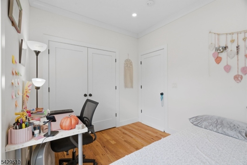 Fl1 - Bedroom