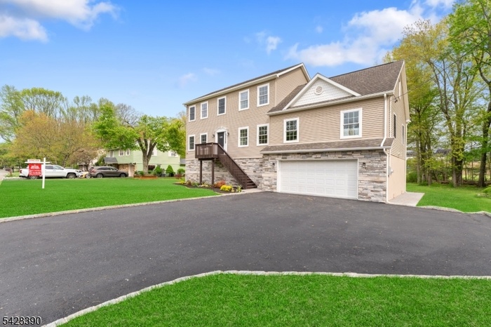 Huge Lot, tons of space!