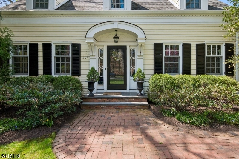 WONDERFUL SHORT HILLS COLONIAL