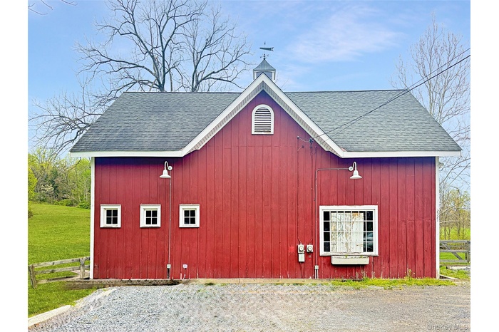 Barn with electric but not plumbed