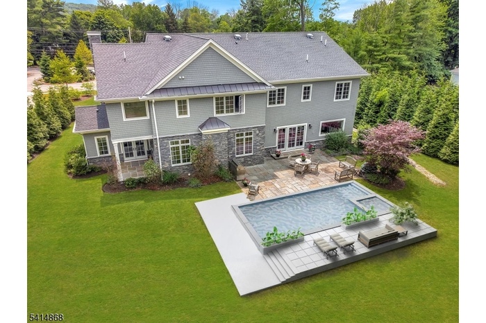 Level Backyard, Virtual Pool
