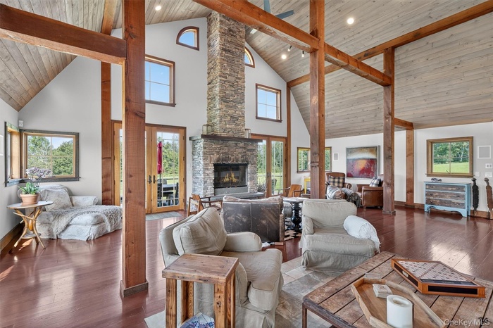 30 ft Hemlock ceilings, post&beam construction, light-filled space