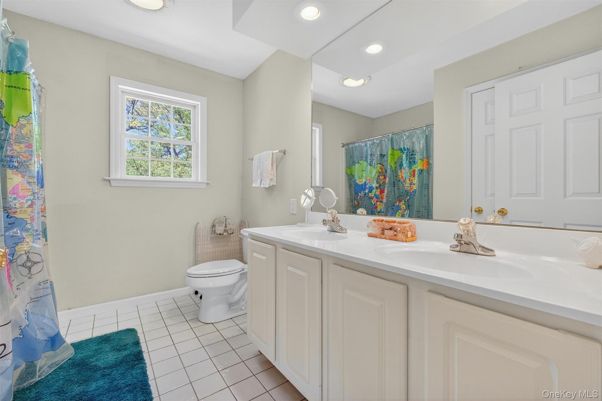 Upper level hall bathroom.