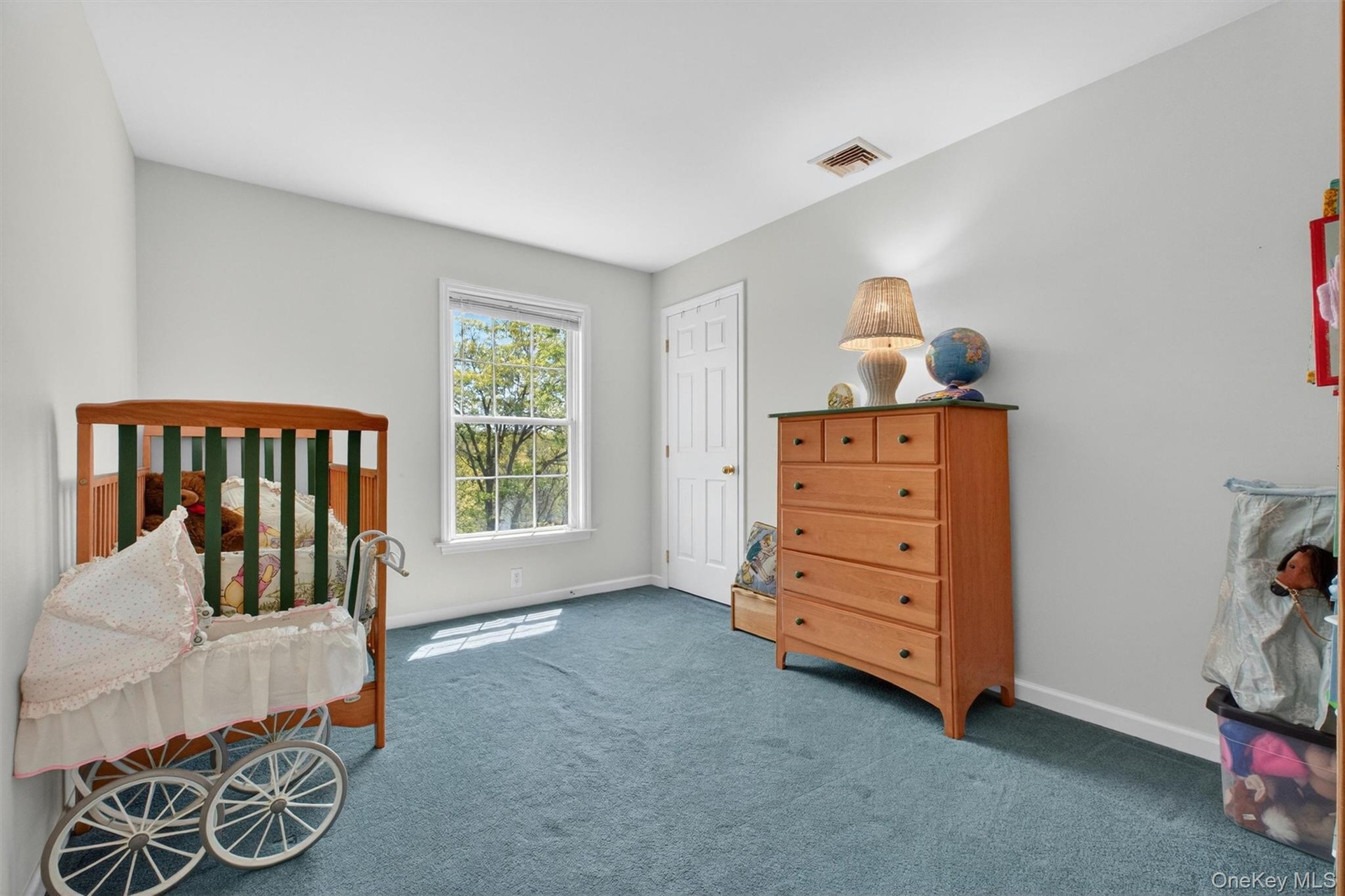 Second bedroom.