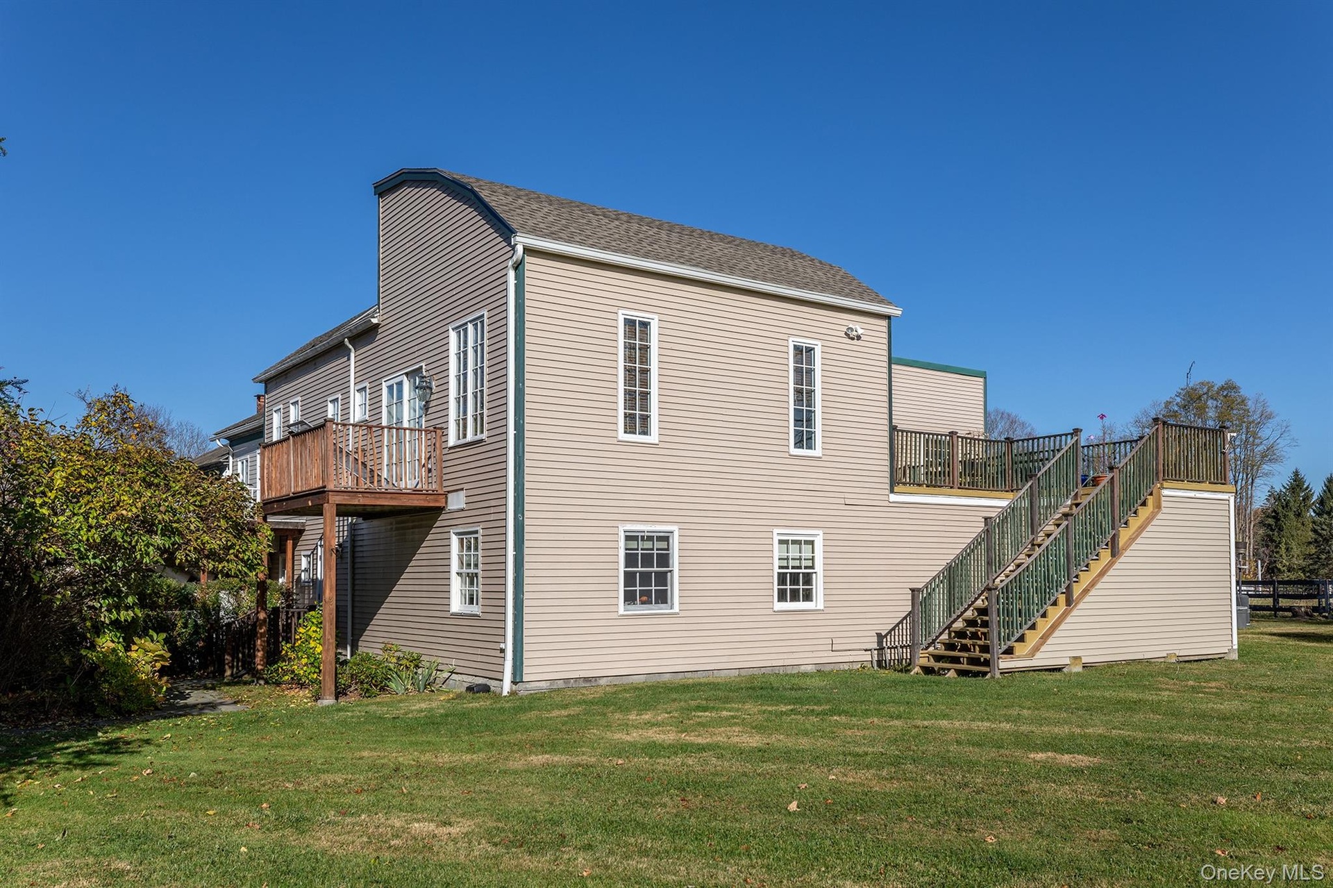 Rear access to apartment