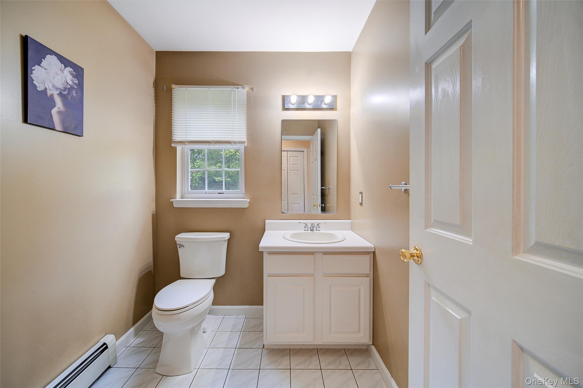 Main floor 1/2 bath