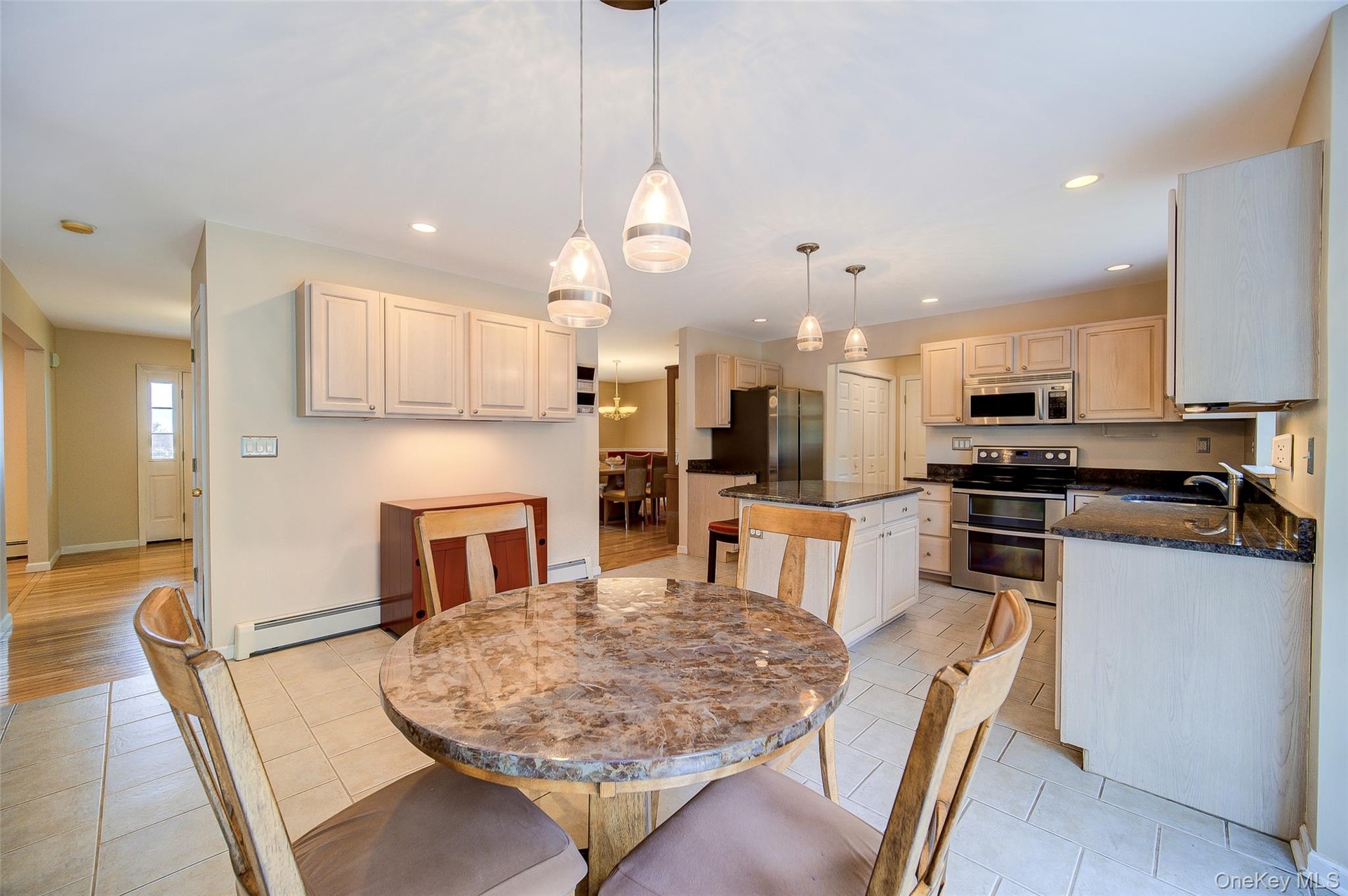 Eat in kitchen dining option