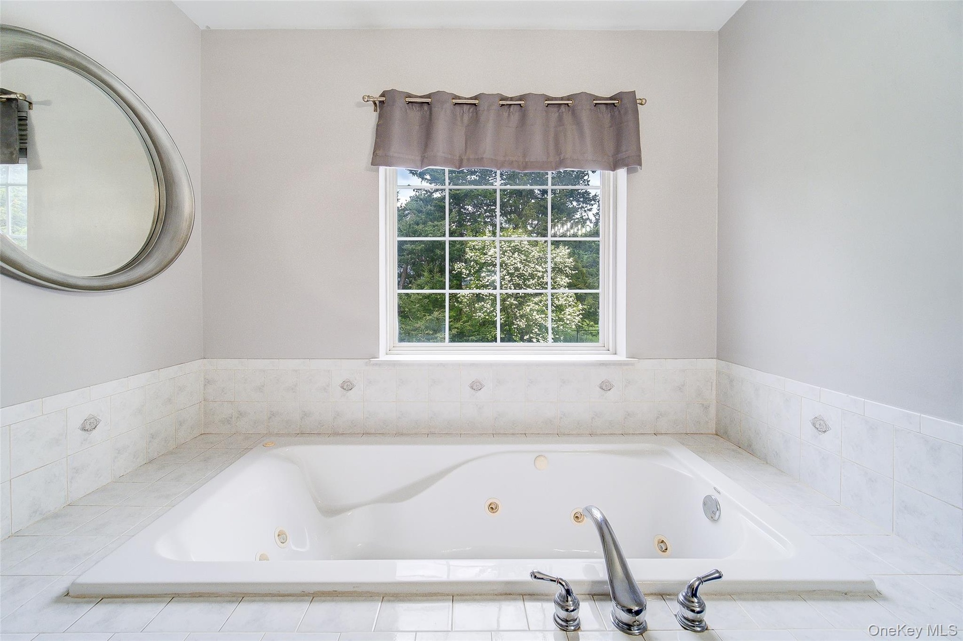 Jacuzzi tub